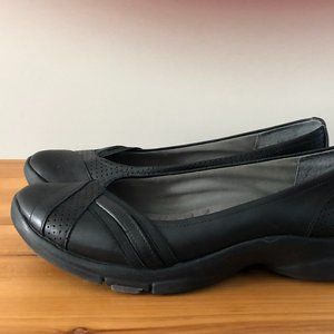 Privo by Clarks black leather flat 8.5
